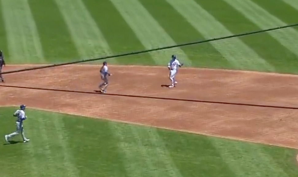 Parece que a Nico Hoerner de los Cubs se le olvidó cómo jugar beisbol cuando se quiso robar una base