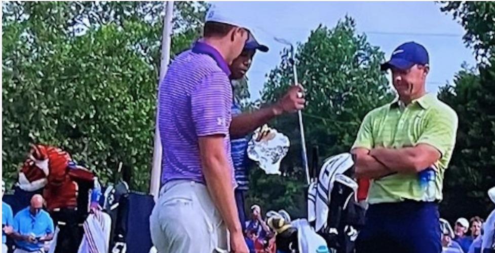 En pleno Campeonato de la PGA, Tiger Woods se comió un sándwich y se puso a esculcar entre las cosas de Spieth