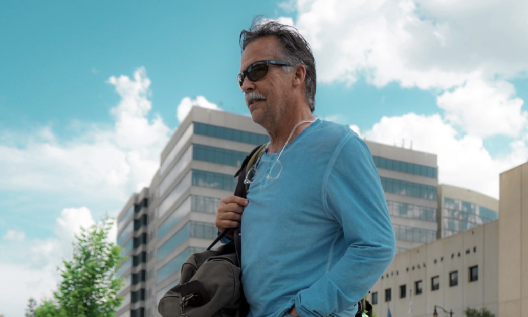 Jeff Fisher’s ripped-jeans, skater-shoes look before USFL game screamed ‘how do you do, fellow kids?’