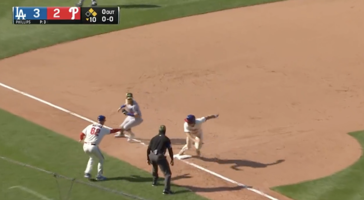 Dodgers’ Justin Turner made J.T. Realmuto look foolish by brilliantly faking him out at third base
