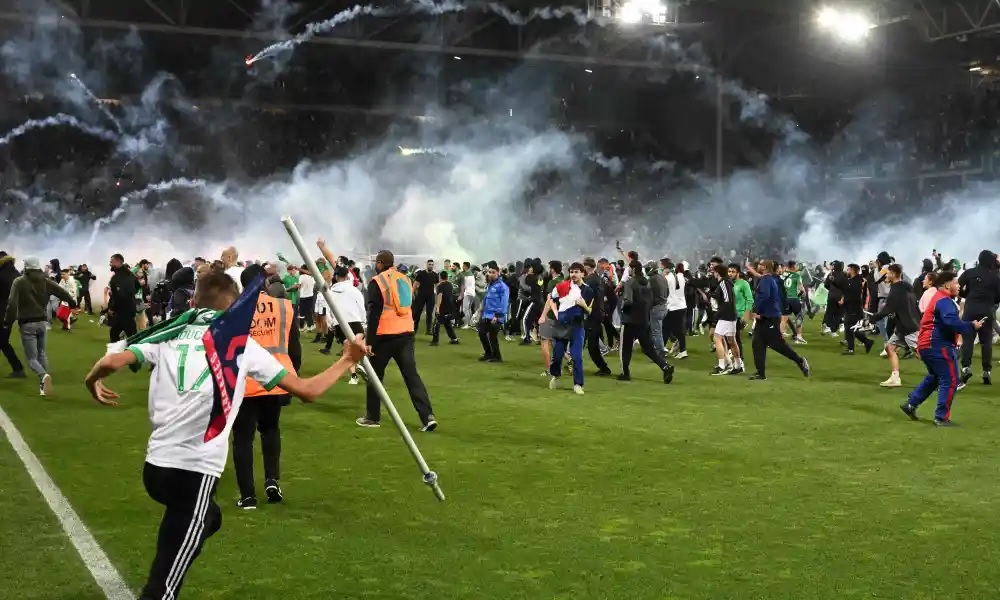 Fanáticos del St. Etienne invaden la cancha, atacan a los jugadores con bengalas después del descenso