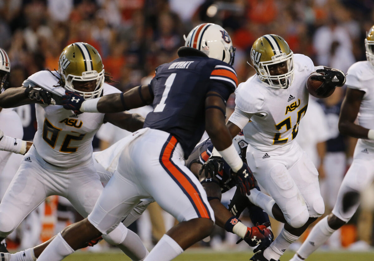 Former Auburn defensive end signs as a undrafted free agent with the Dallas Cowboys