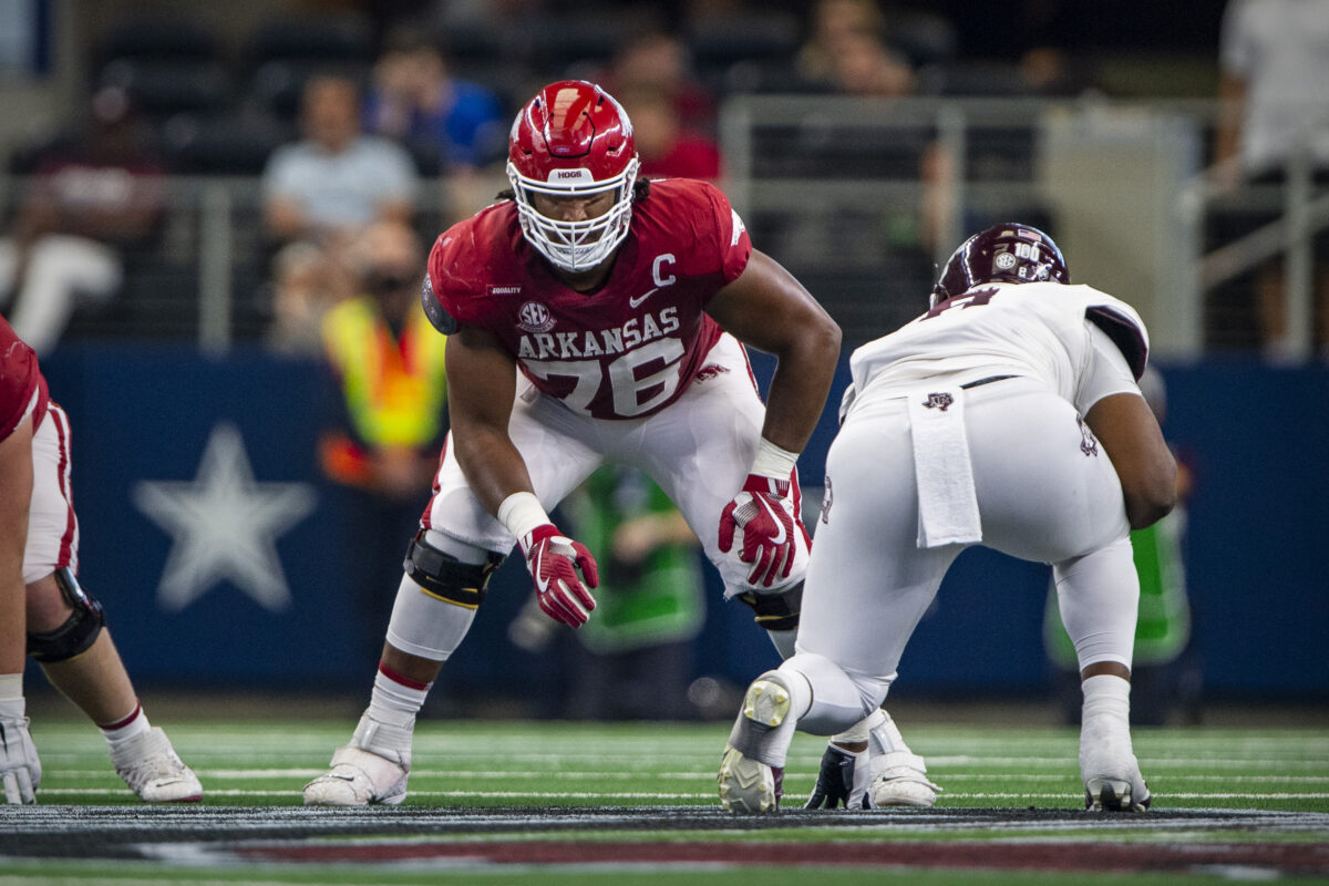 Arkansas’ starting left tackle signs with Houston