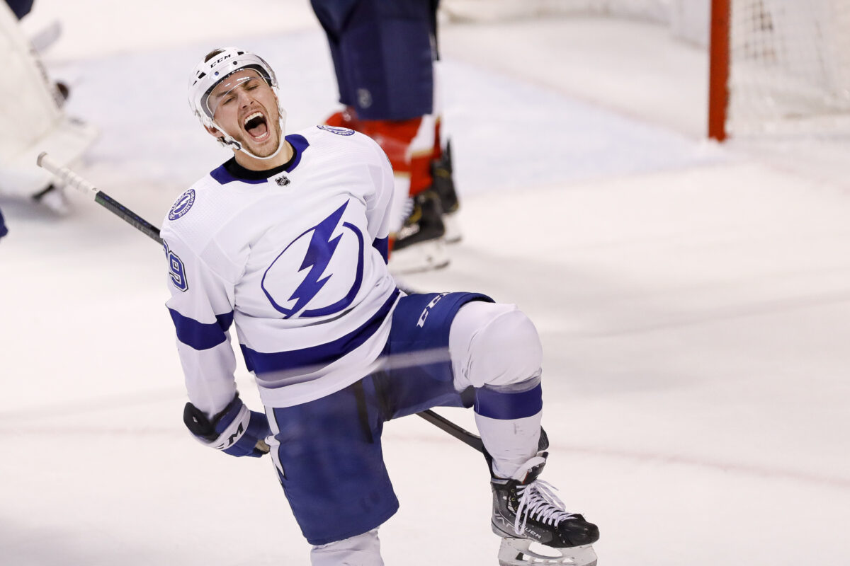 Lightning’s Ross Colton scores last-second game-winner to stun the Panthers in Game 2