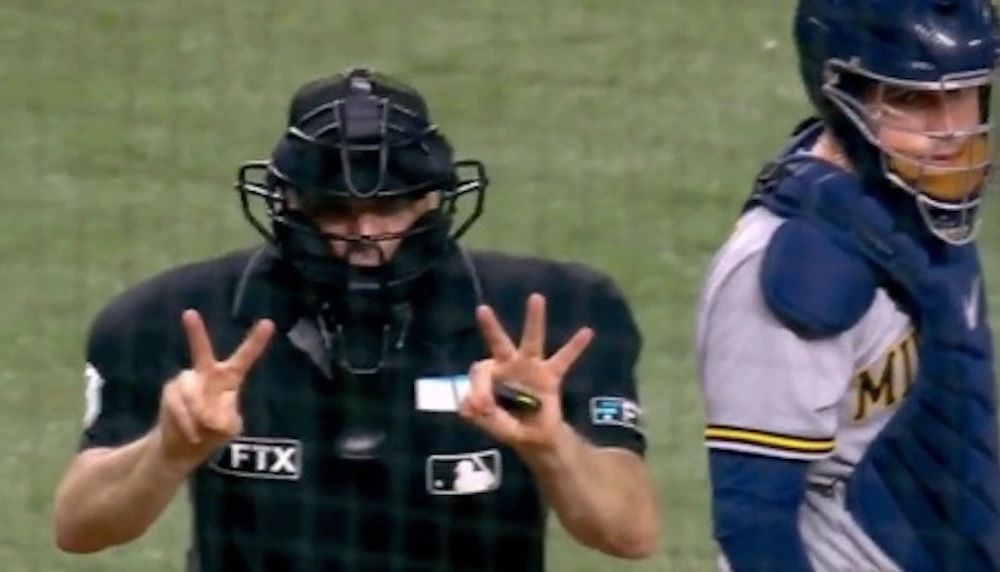 A los umpires se les olvidó la cuenta en el juego Marlins- Brewers y los fans se los acabaron