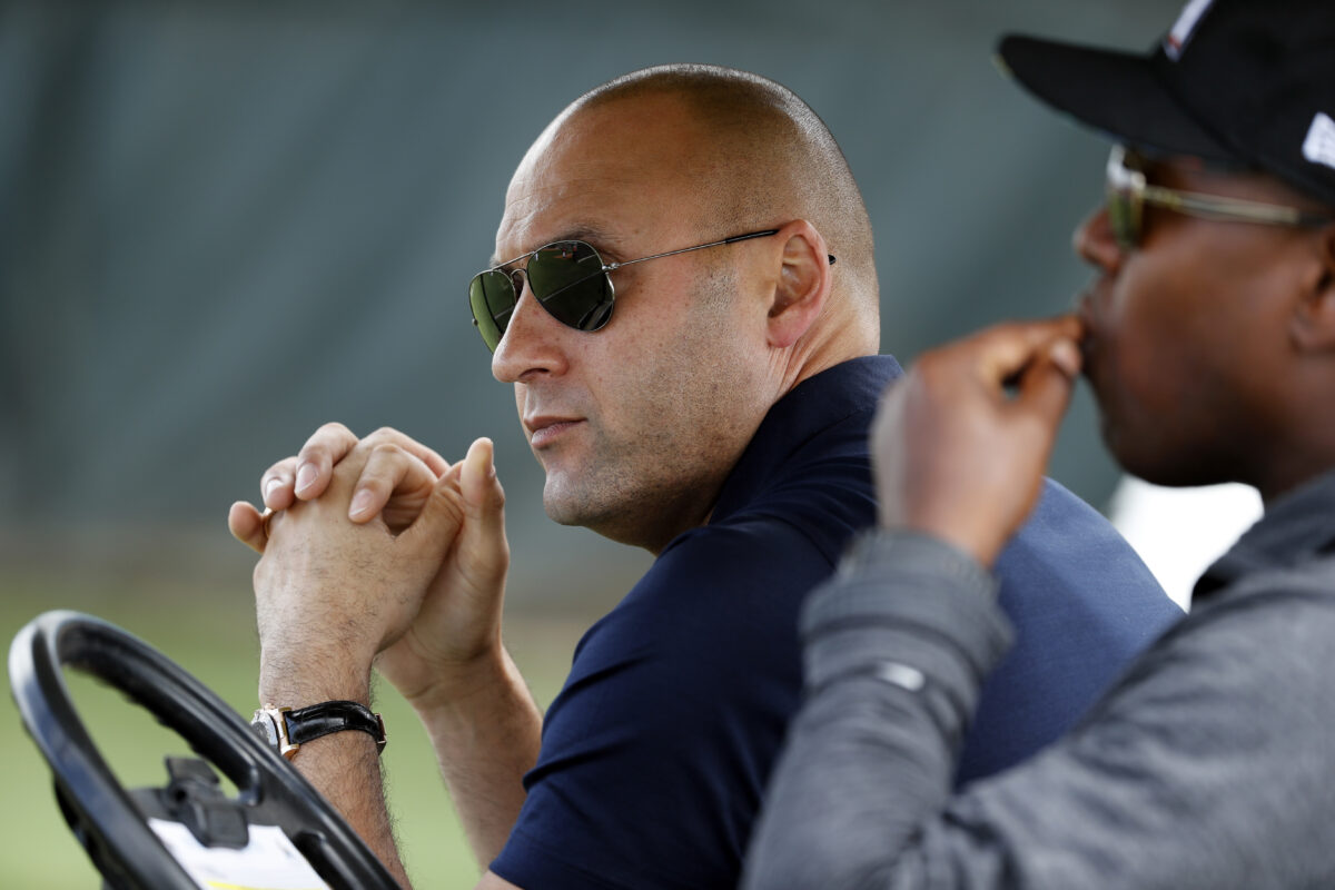 Derek Jeter joins Twitter and hilariously responds to a tweet from 8 years ago