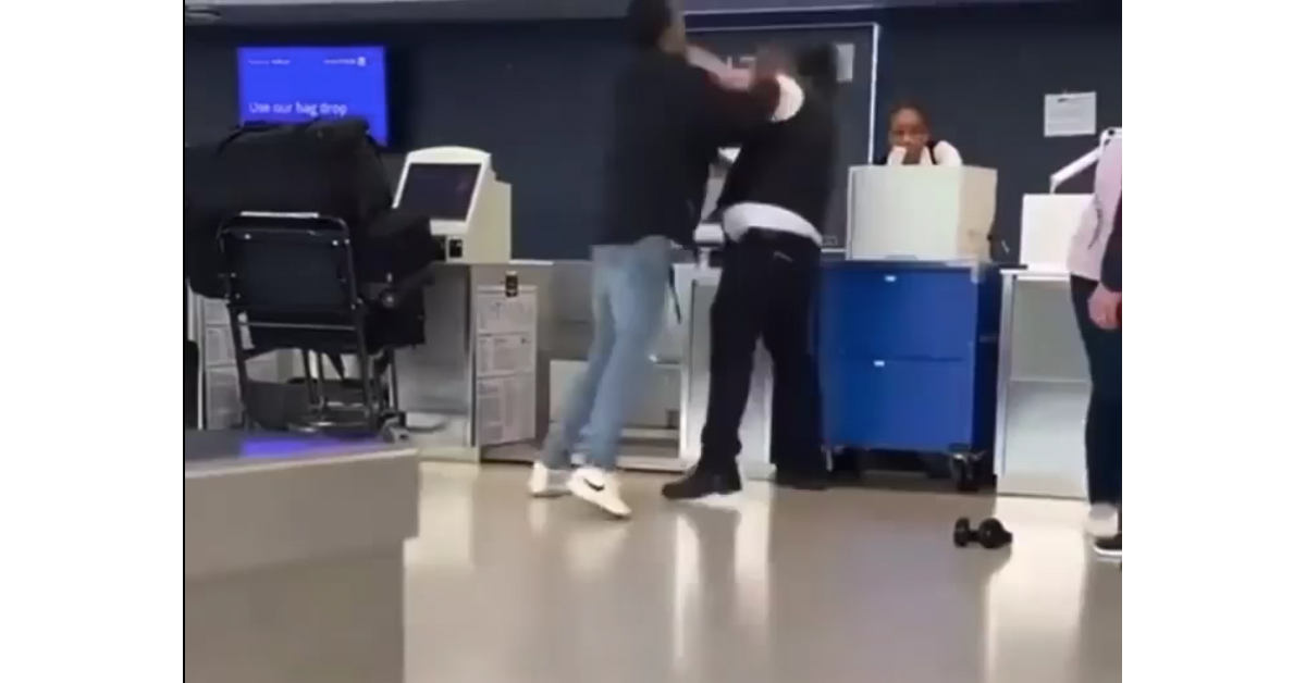 El bochornoso momento en que un ex NFL golpea a un empleado de aerolínea