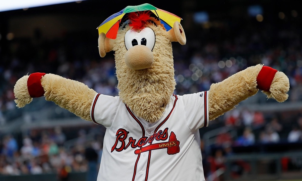 Blooper, la mascota de los Atlanta Braves, debería considerar jugar con lo Falcons tras esta tacleada