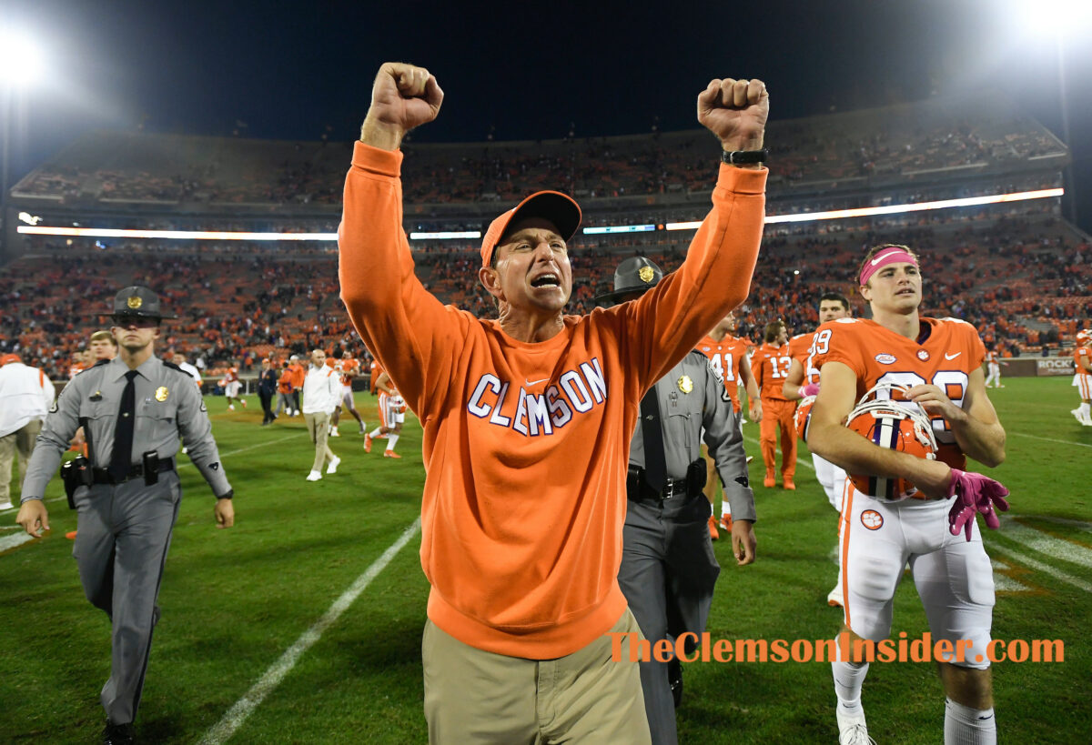 Watch: Swinney shows off his basketball skills during official visit weekend