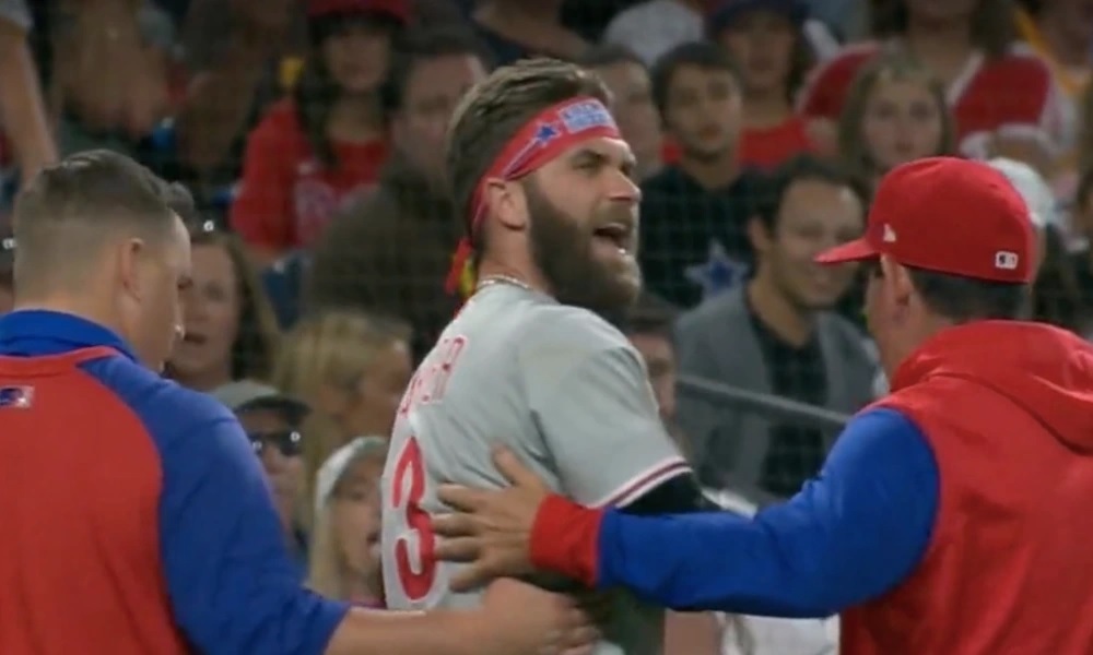Fans de la MLB estaban encantados con la reacción con mucha clase de Bryce Harper después de que un lanzamiento le rompió el pulgar