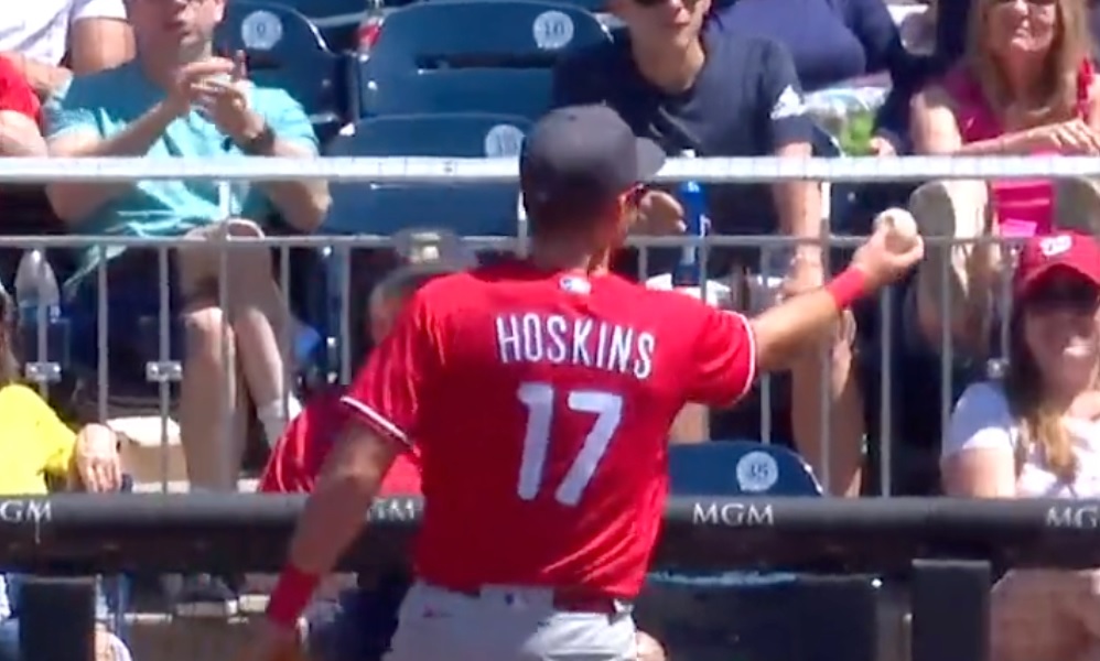 Rhys Hoskins graciosamente pretende darle la pelota a un fan antes de regresarla al campo