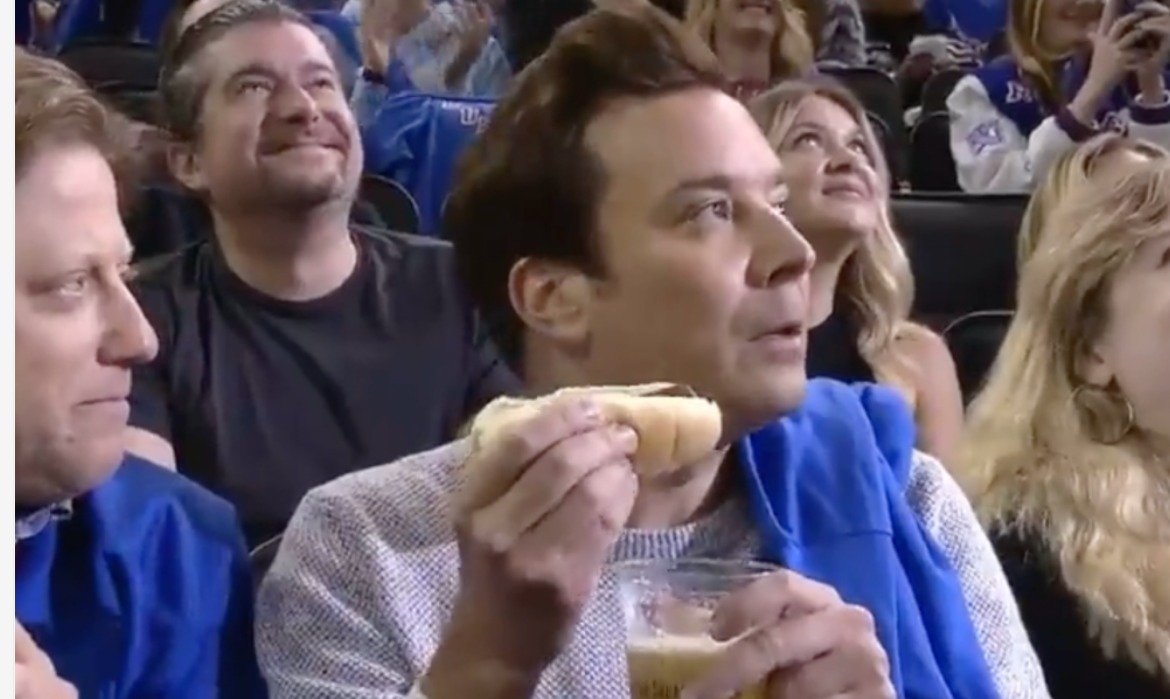 Jimmy Fallon intentó – y fracasó – comerse un hot dog y tomar cerveza en el Juego 5 de los Rangers