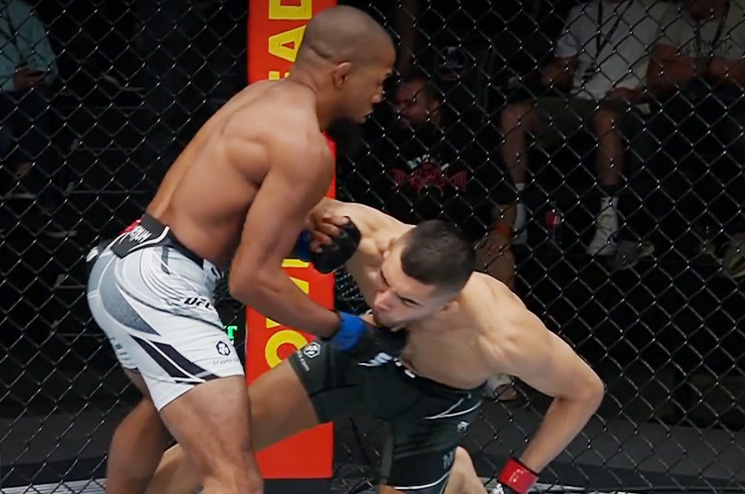 UFC Fight Night 207 video: Tony Gravely sleeps Johnny Munoz with nasty uppercut in first round
