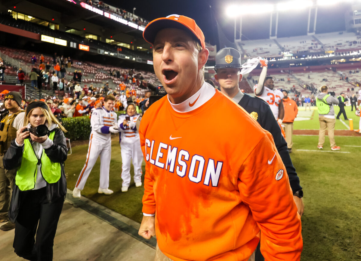 Watch: Dabo Swinney nails a fadeaway jump shot over recruit