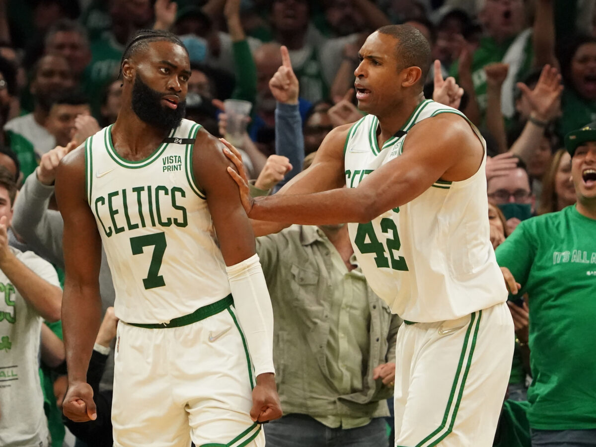 Celtics’ Al Horford hits Jaylen Brown with a touchdown pass for an easy dunk in Game 3