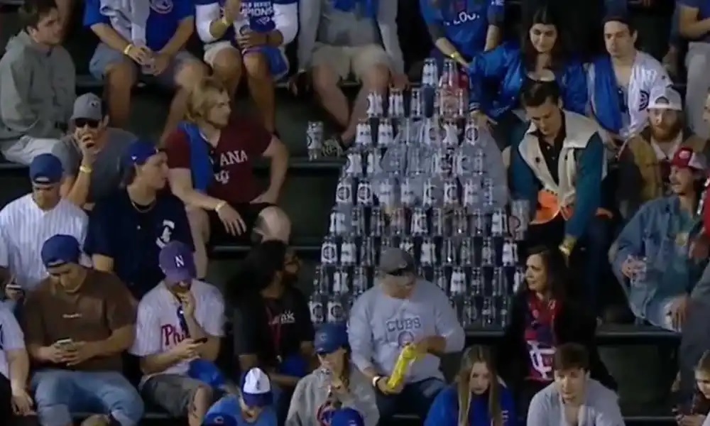 Un acomodador de los Cubs tiró una increíble pirámide de vasos y obvio todos se enojaron