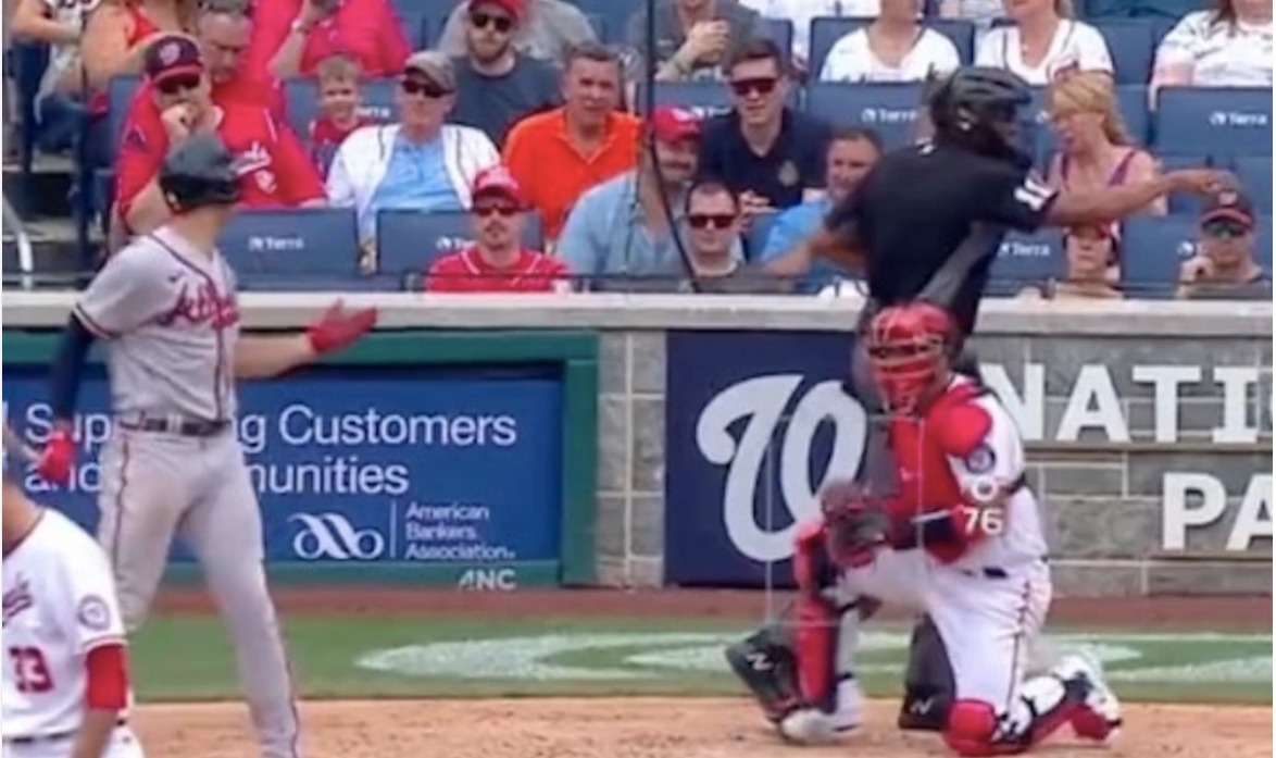 El umpire en el juego Braves-Nationals estaba demasiado emocionado tras cantar mal un lanzamiento