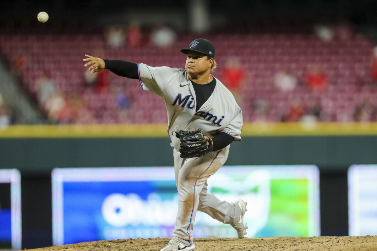 Willians Astudillo threw a 40 MPH meatball … and somehow got a double play out of it