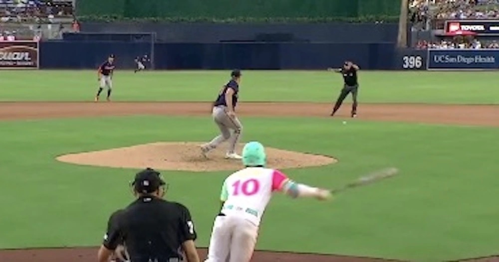 Los Padres pierden una carrera clave por una pelota que le pegó al umpire