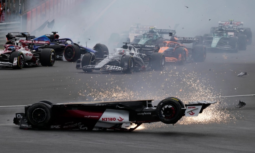 Este ángulo del choque de Zhou Gyanyu en el British Grand Prix de la F1 es terrorífico