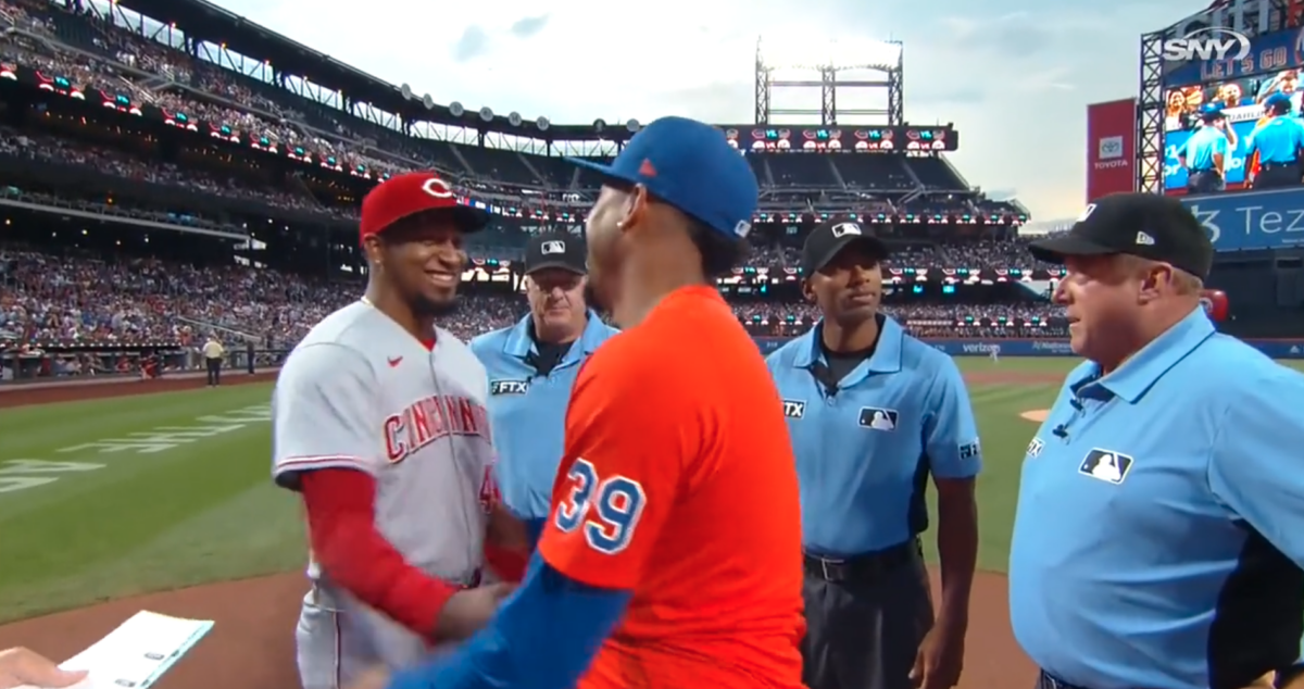 Brothers Alexis Diaz, Edwin Diaz exchange lineup cards before Reds, Mets game in wholesome moment