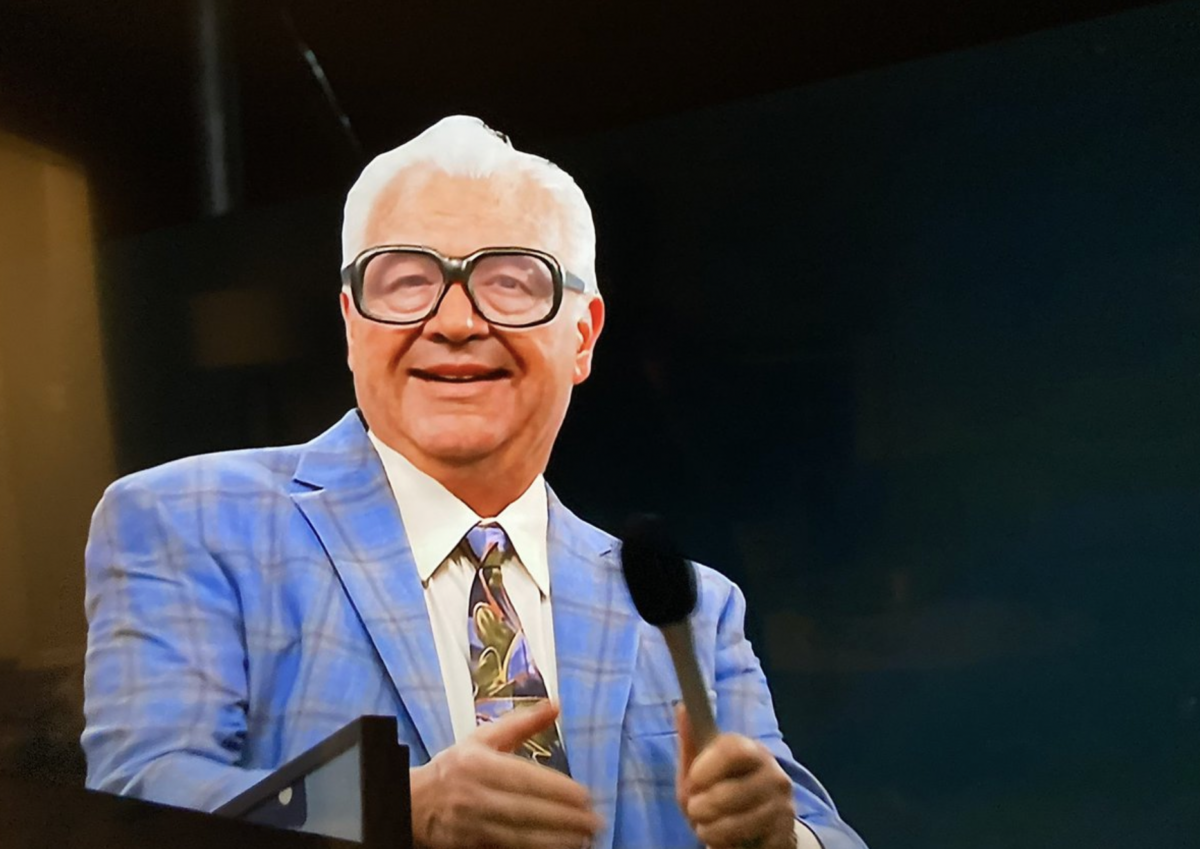 A Harry Caray hologram sang the 7th inning stretch at the Field of Dreams Game and baseball fans were creeped out