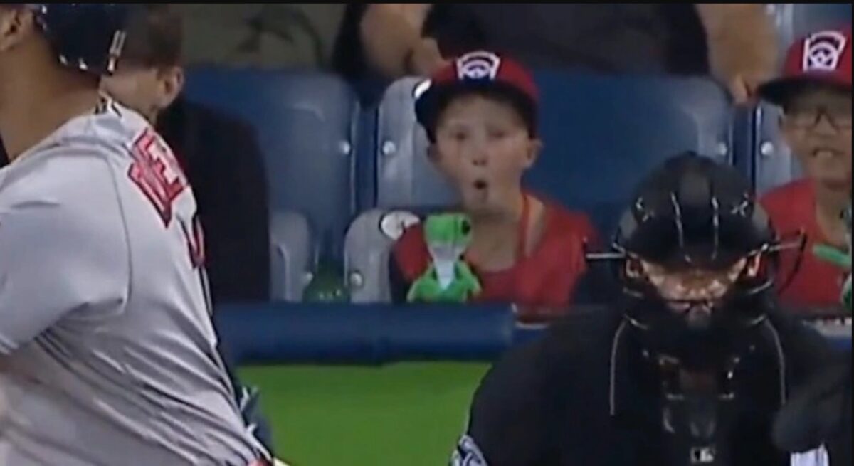 Un niñito sentado atrás de home en el partido Red Sox-Orioles tuvo la mejor reacción a este lanzamiento horrible