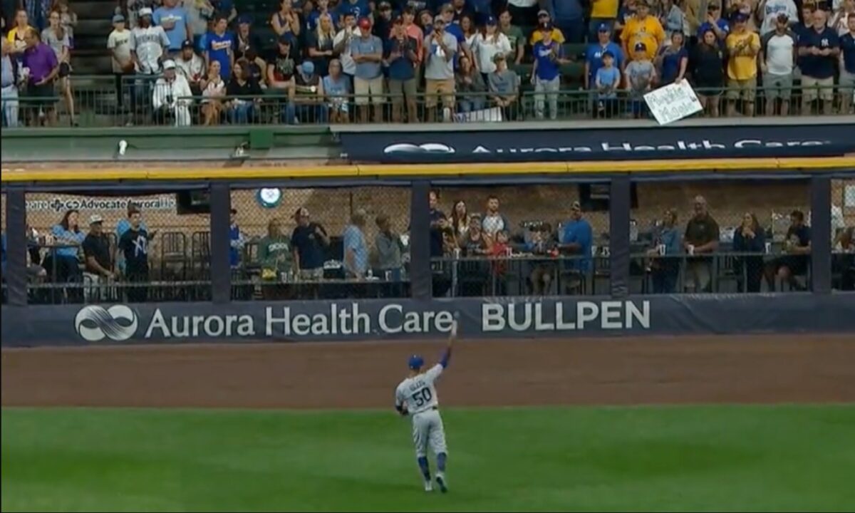 Mookie Betts jugó a cachar la pelota con un joven fan de Dodgers en las gradas