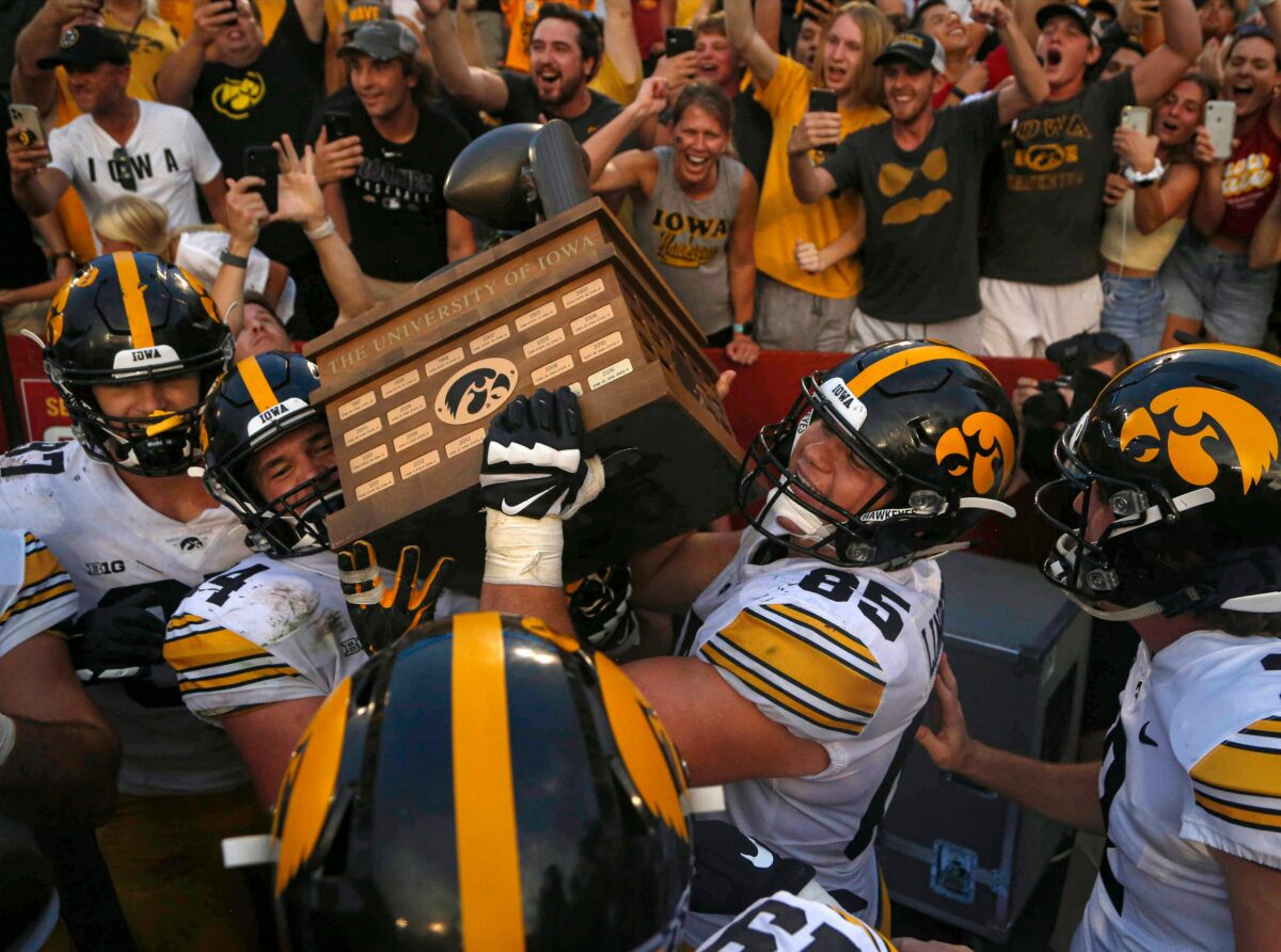Iowa Hawkeyes named best college football team in Iowa entering 2022