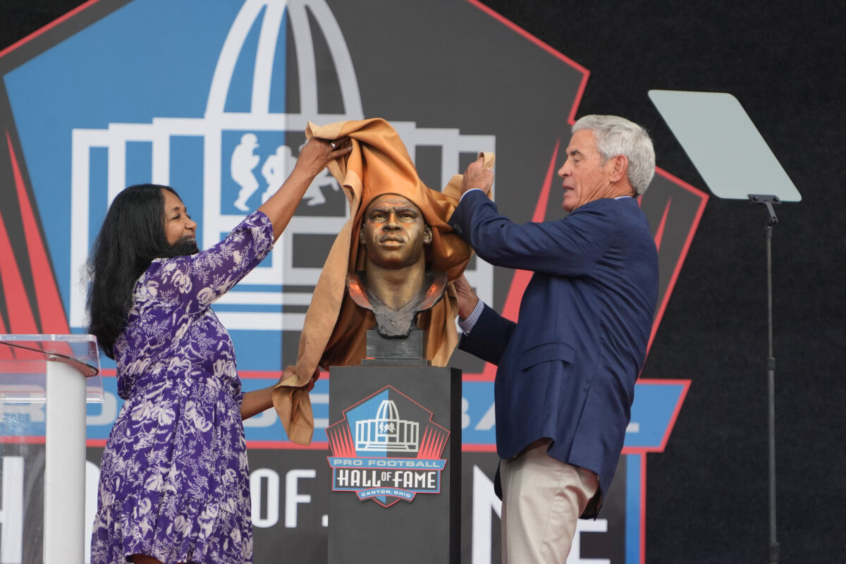 Watch: Sam Mills’ bronze bust presented at Hall of Fame ceremony