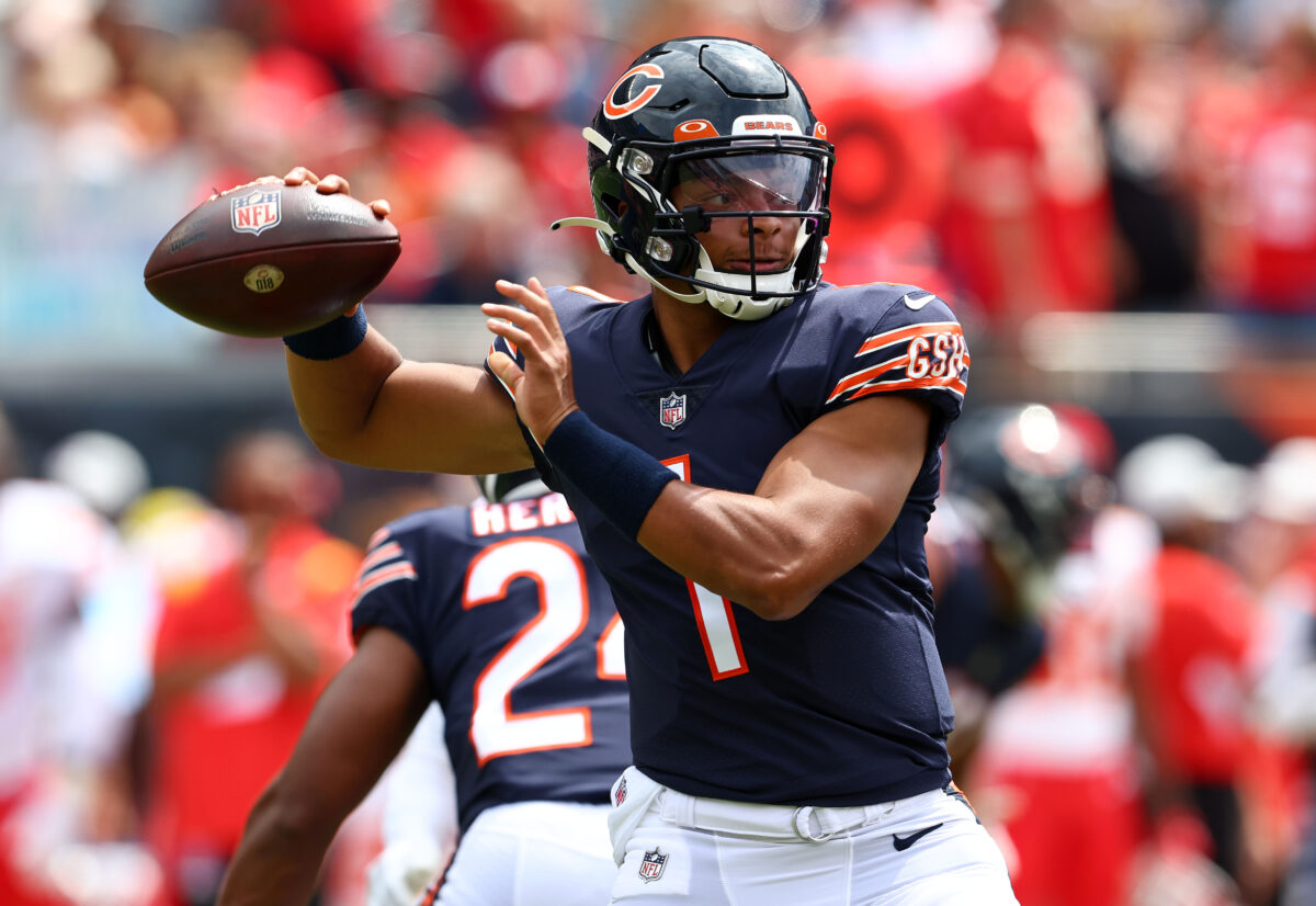 WATCH: Justin Fields and Darnell Mooney connect for a deep pass against Chiefs