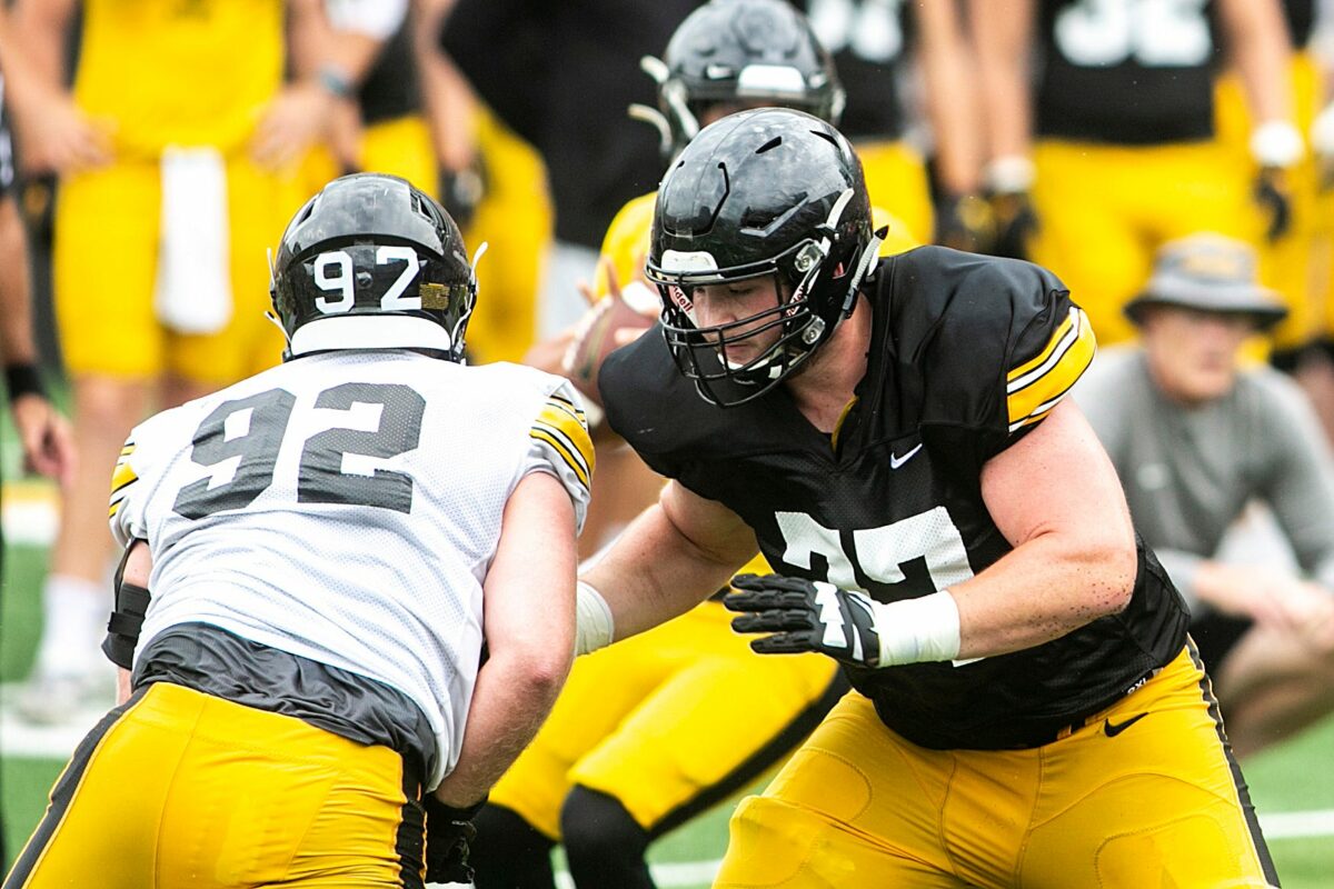 Iowa Hawkeyes offensive lineman Connor Colby flexing his versatility