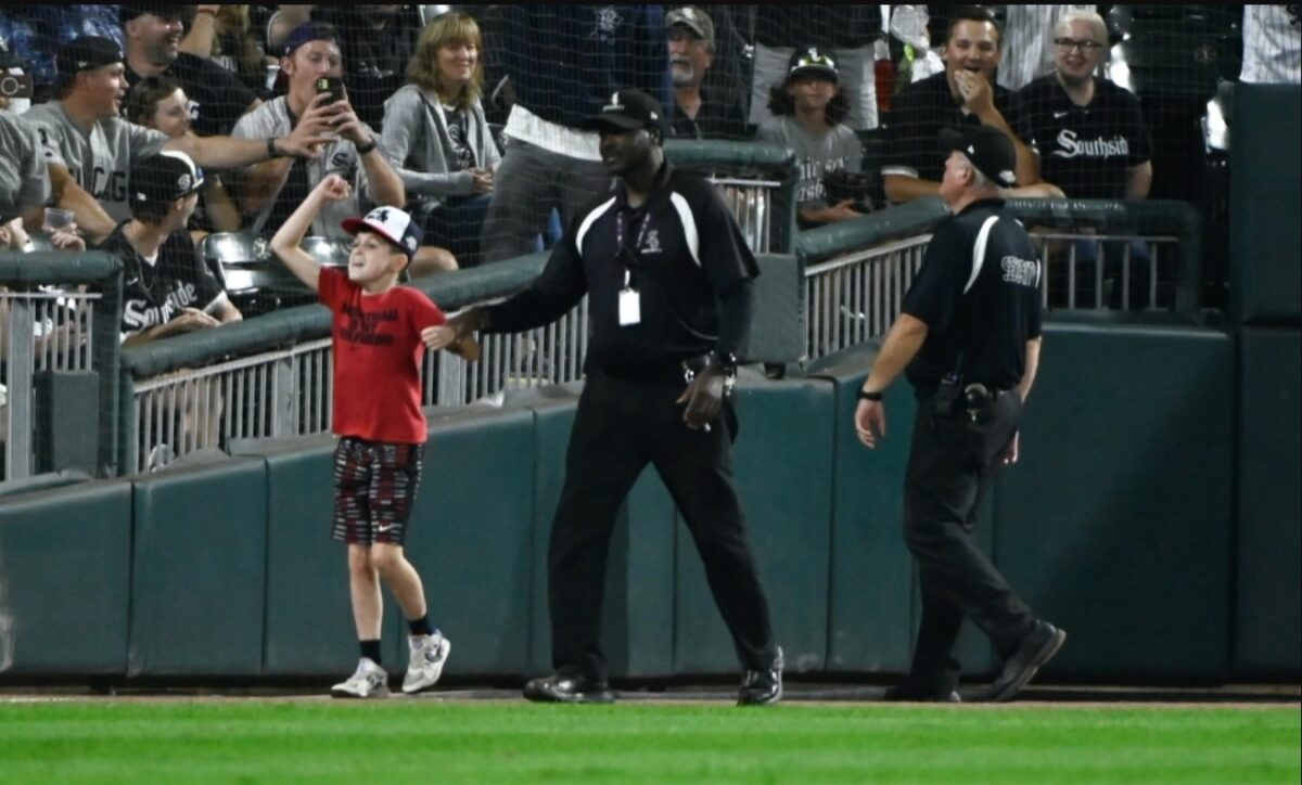 Un fan de 11 años de los White Sox corrió hacia el campo y no, seguridad no lo tacleó