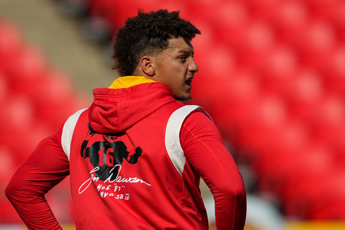 LOOK: Chiefs QB Patrick Mahomes paying homage to Len Dawson with pregame pullover