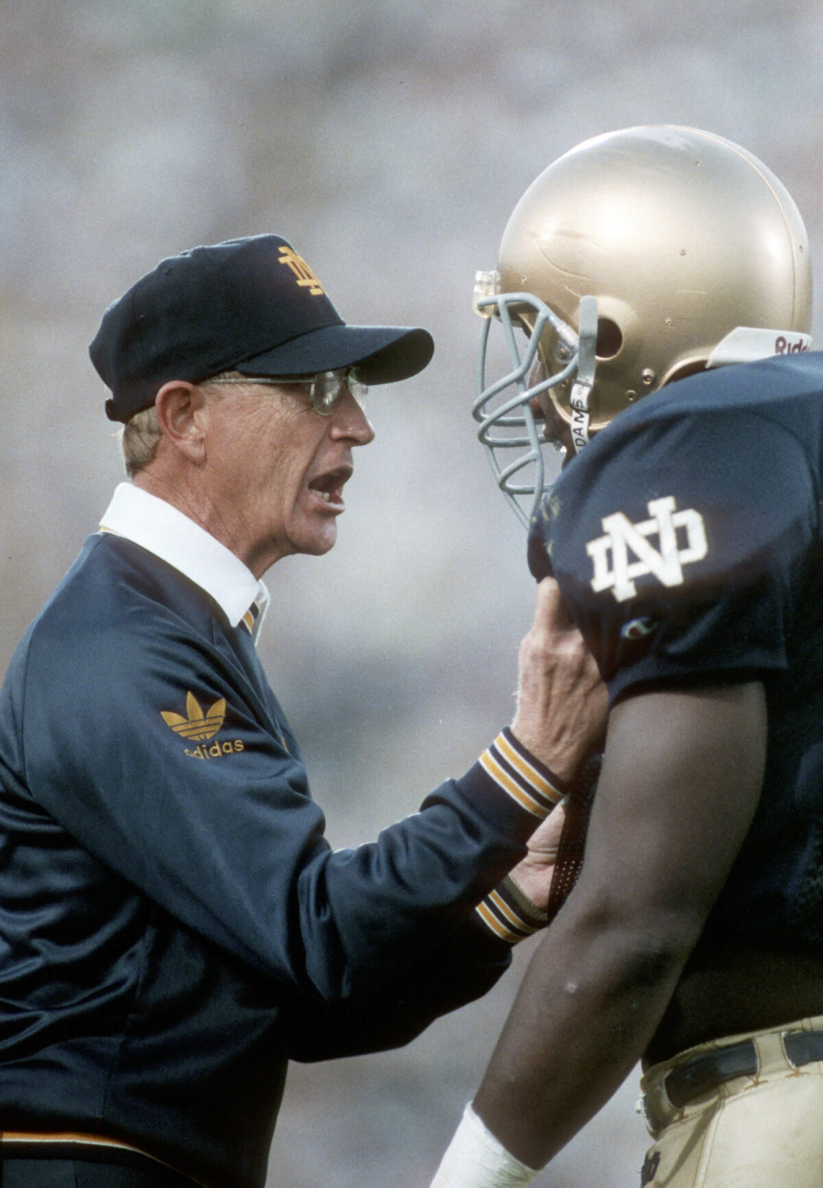 Watch: Lou Holtz works magic in giving Notre Dame players a pep talk