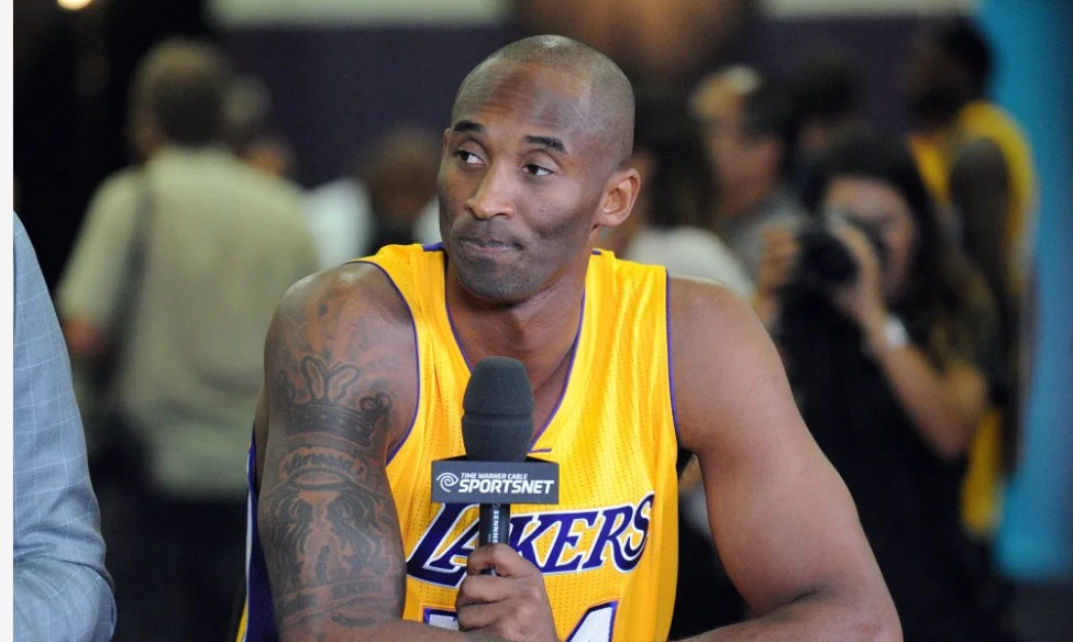 Alguna vez, Kobe Bryant hizo que un reportero se grabara tirando su traje Adidas antes de acceder a una entrevista