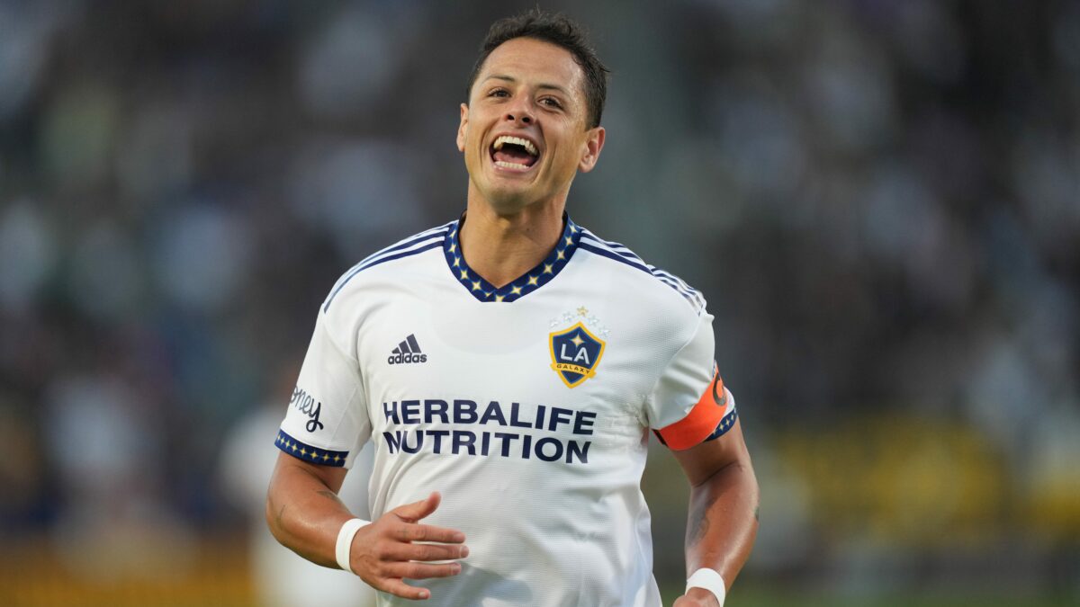 Chicharito says he’d play for Manchester United for free