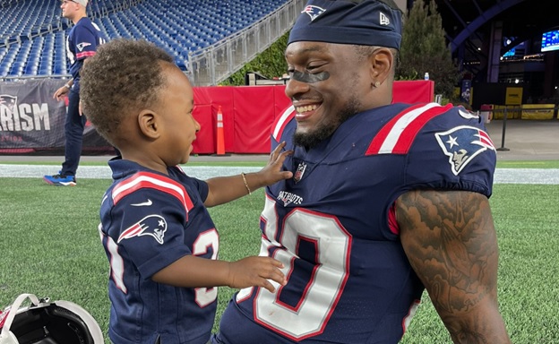 El hermoso momento de Mack Wilson de los Patriots con su adorable hijo