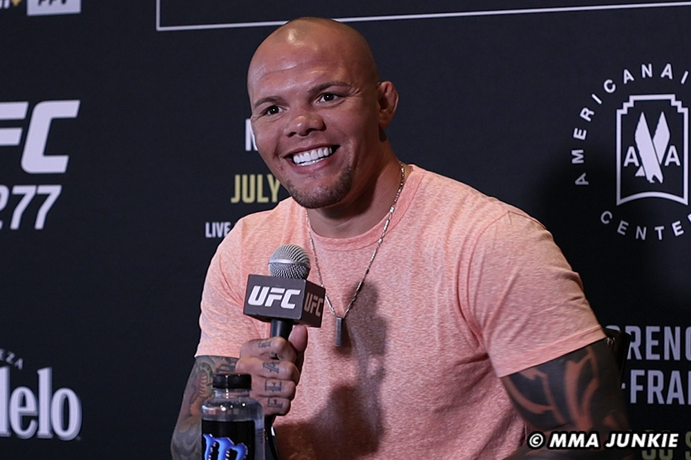 UFC on ESPN 41 commentary team, broadcast plans: Anthony Smith back at desk after breaking ankle