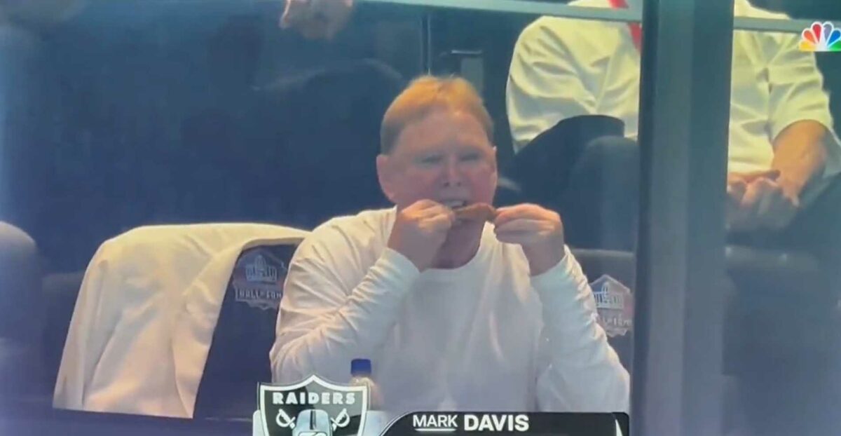 NFL fans loved watch Raiders owner Mark Davis crush some wings during Hall of Fame game