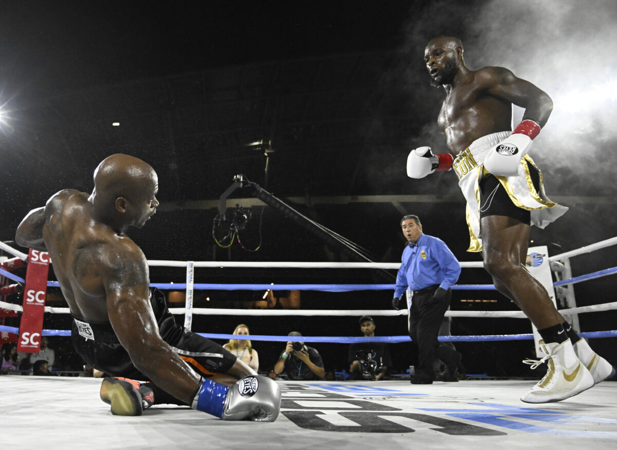 WATCH: Le’Veon Bell KO’s Adrian Peterson in exhibition boxing match