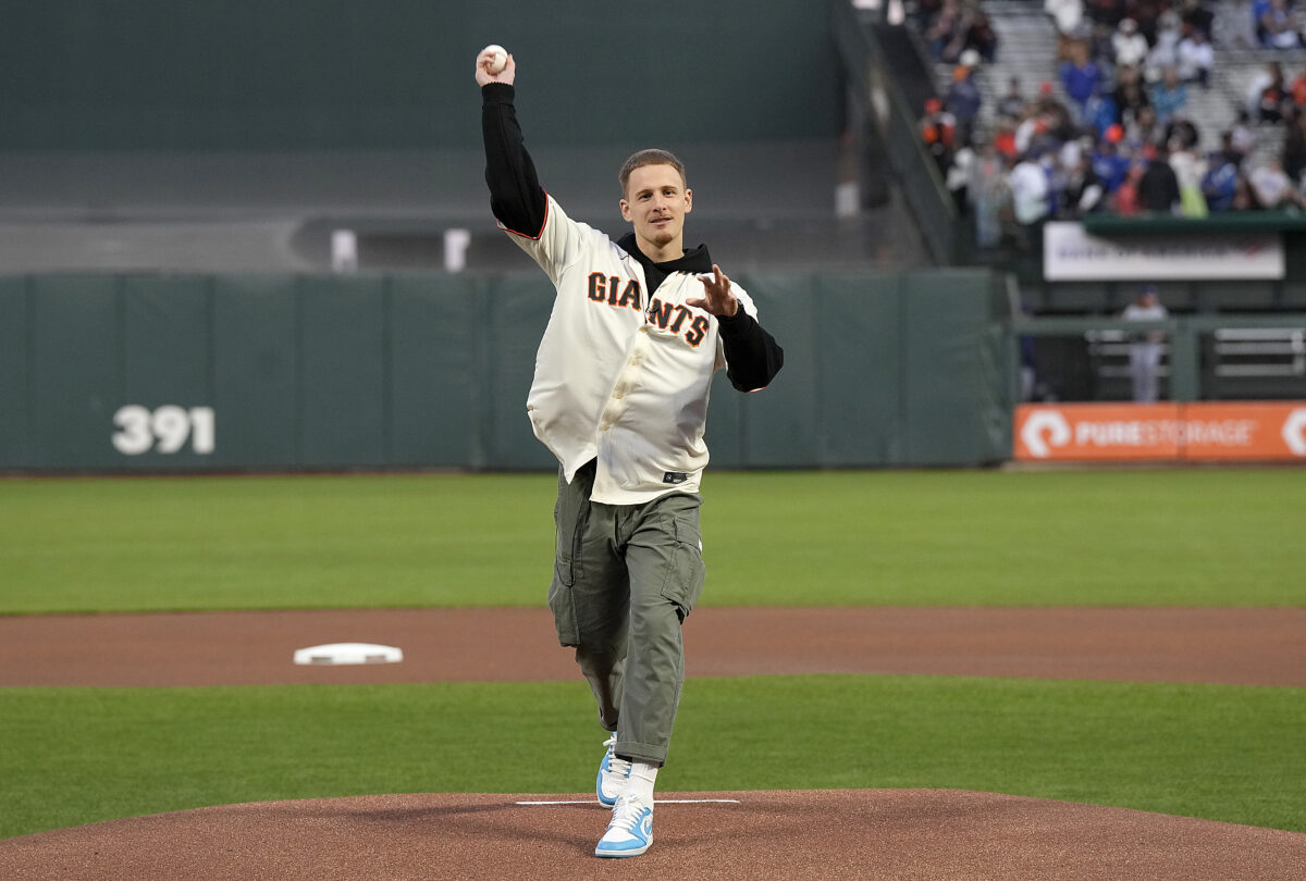 Warriors’ Donte DiVincenzo throws out first pitch at Giants vs. Dodgers game