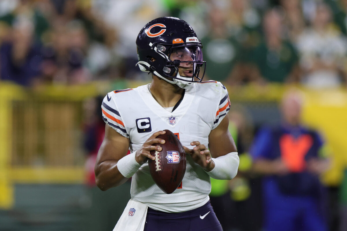 Comparing Justin Fields’ first 12 starts to other Bears quarterbacks