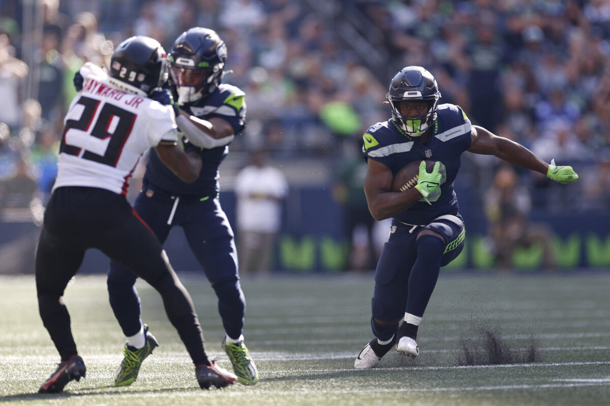 WATCH: Kenneth Walker III pulls out crazy 21-yard gain for Seattle Seahawks