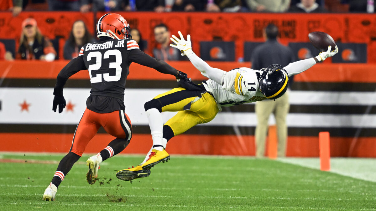 Steelers WR George Pickens makes ungodly one-handed catch vs. Browns