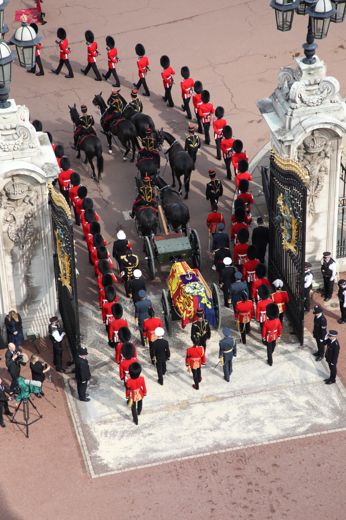 10 photos of London mourning Queen Elizabeth II during procession from Buckingham Palace to Palace of Westminster