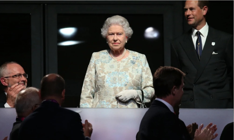 Recordemos cuando la Reina Elizabeth II apareció en las Olimpíadas de 2012 con ‘James Bond’