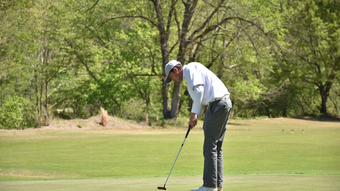 Methodist men’s golf holds steady atop Bushnell/Golfweek Div. III Coaches Poll