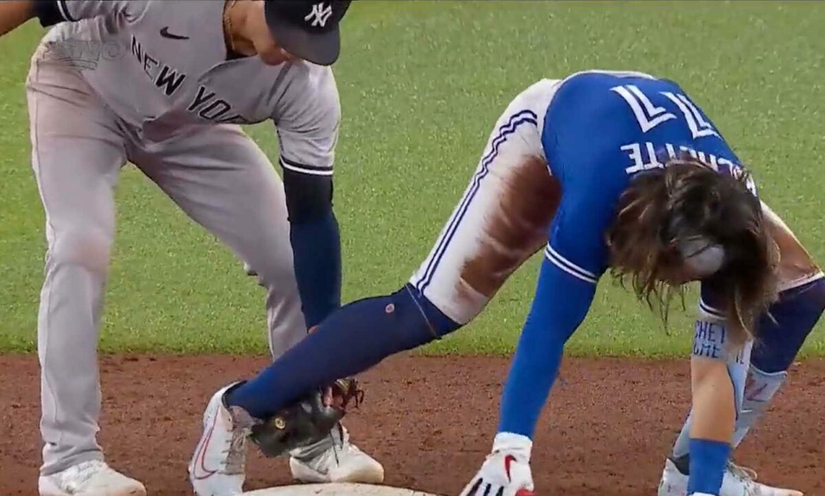Bo Bichette got absurdly tagged out after barely leaving second base