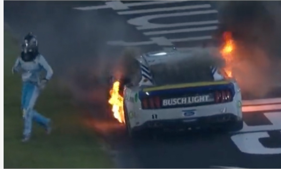 Kevin Harvick apenas escapó de su auto antes de que se incendiara completamente, culpa a la NASCAR
